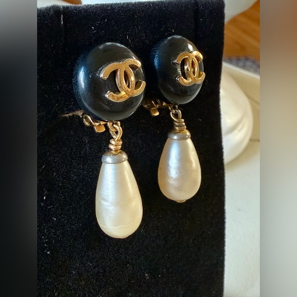 CHANEL CC Black/Gold Pearl Clip-on Earrings - Picture 2 of 6